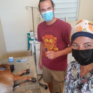 Antoine et Inès en préparation de chirurgie en Dominique